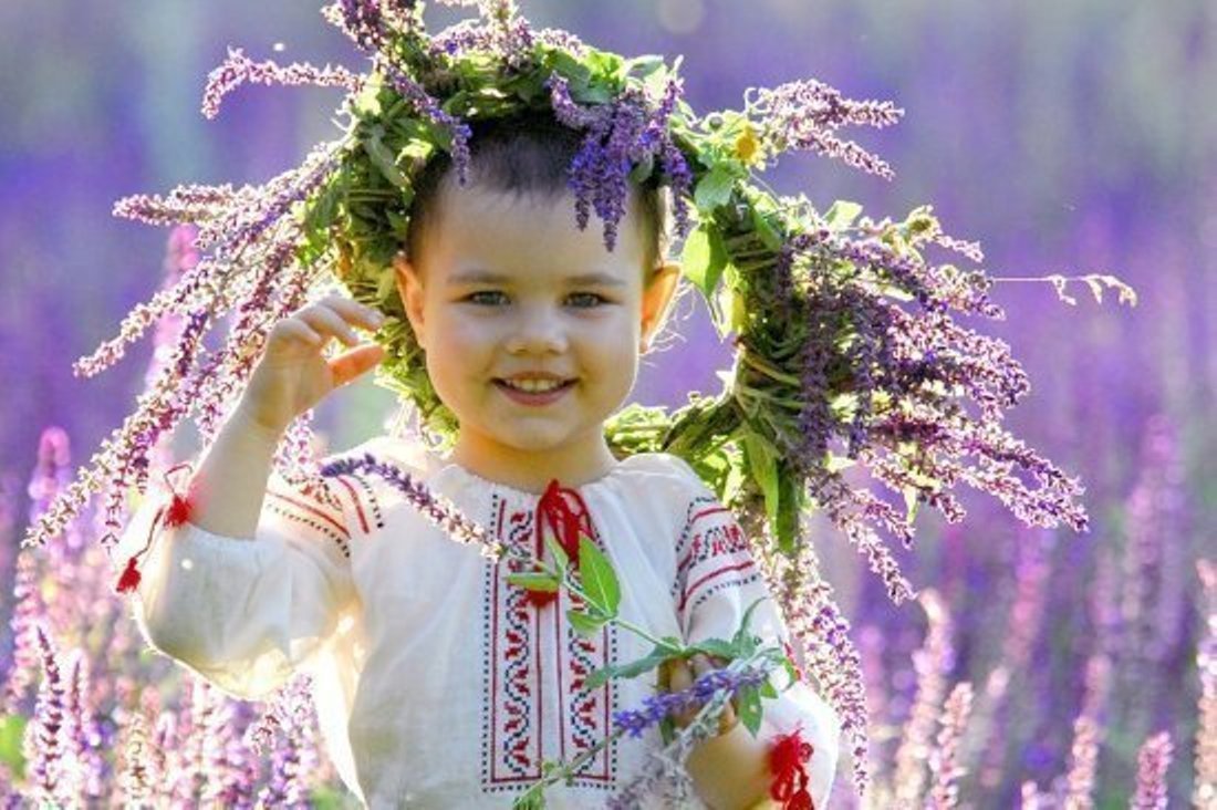 Дети солнце слушать. Ребенок в вышиванке. Не отнимайте солнце у детей. Картинка не отнимайте солнце у детей. Девушка в вышиванке фото.