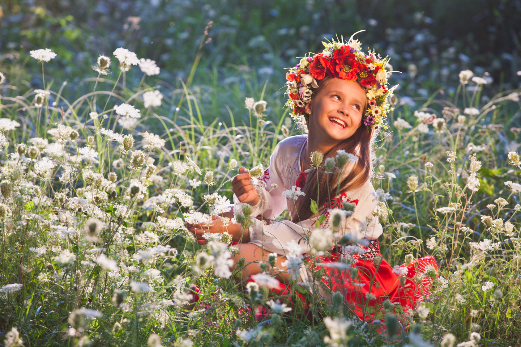 Краса мама. Дети и природа. Девушка с полевыми цветами. Цветы для детей. Дети на лугу.