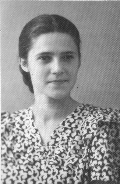 1952 год. Маме около 18 лет. В цветастом платье