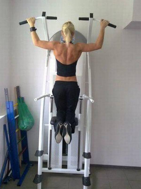 Gym 31. Блондинка в зале со спины. Блондинка в спортзале со спины. Блондинка в спортзале без лица. Фото блондинки в спортзале.