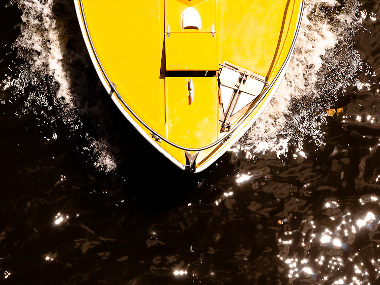 Амазинг елоу. Черно желтая лодка. Катер желто серый. Лимон лодка. Amazing Yellow.