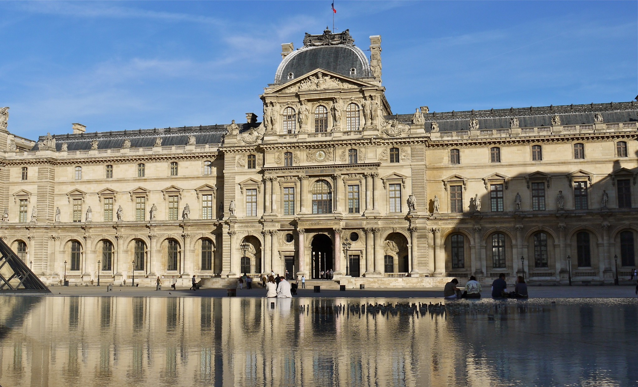 Королевский дворец Лувр в Париже