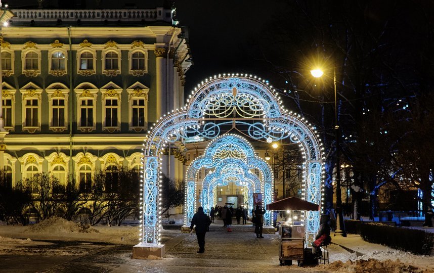 Новогоднее убранство петербурга. Новогодние украшения Невский 2020. Петербург 2020 новый год Невский. Украшения города СПБ К новому году 2020. Самая красивая Новогодняя иллюминация в Петербурге.